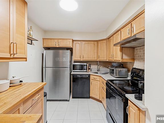 3rd image of 546 Windsor Dr