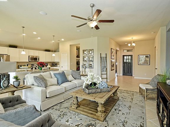 The Kellywood - Living Room