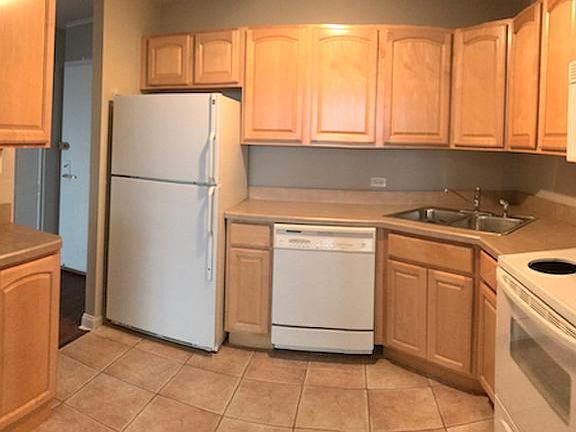 5th image of 3930 N Pine Grove Ave APT 2913