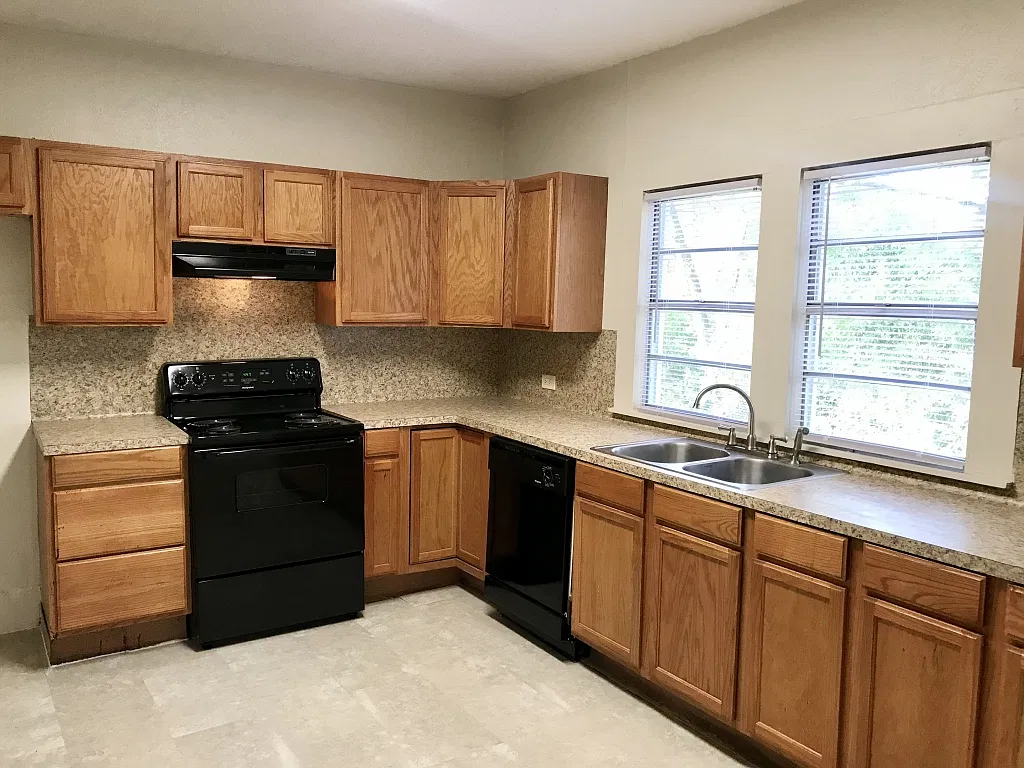3 bed, 1.5 bath, 1696 sqft, $1,495 — Photo 2