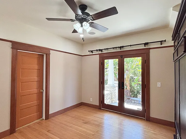 6433 Crescent St — Photo 11