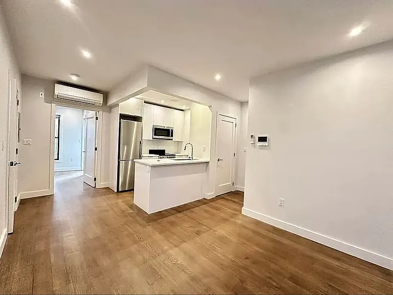 1064 Madison Ave #4Z — Photo 2