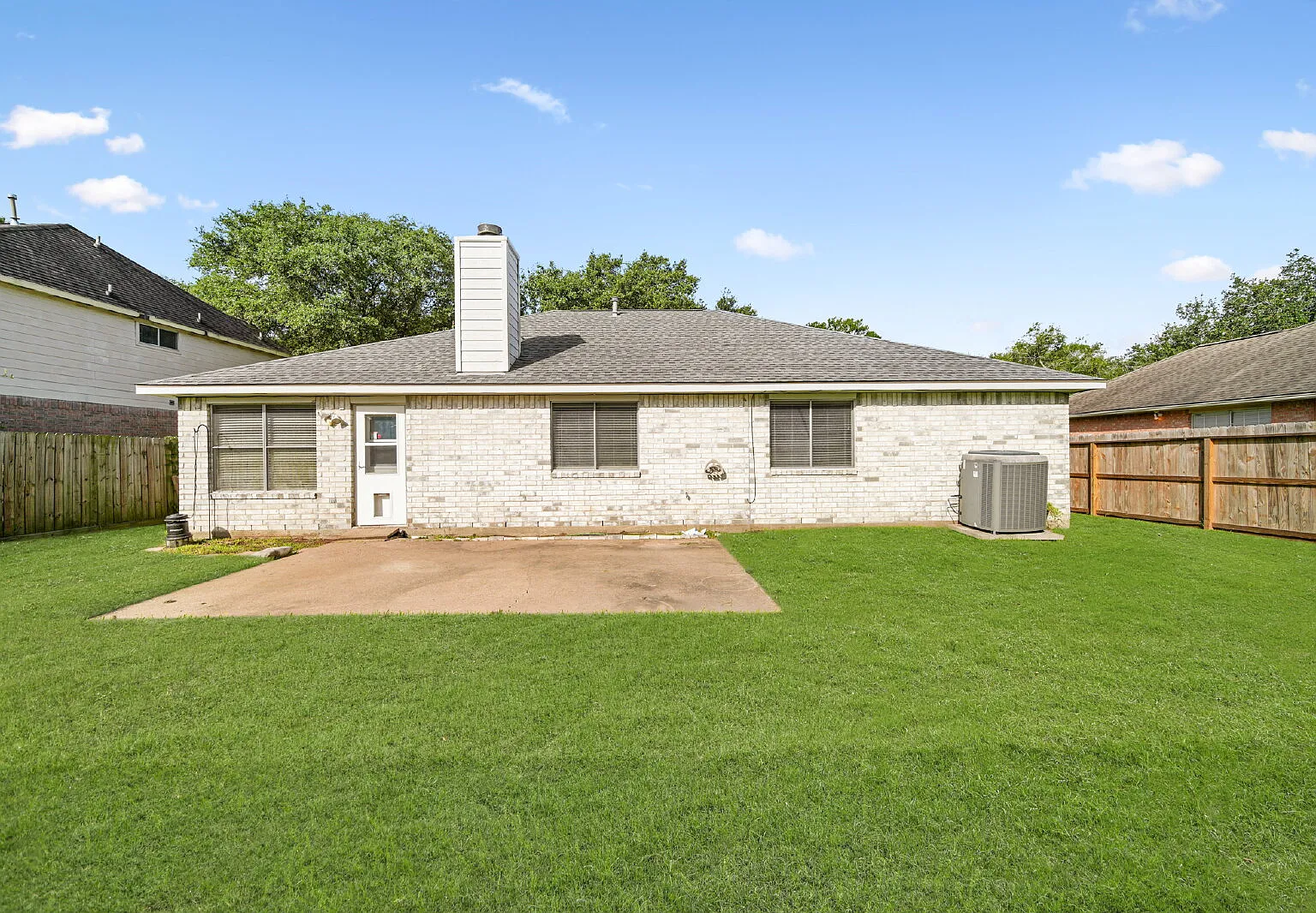 3 bed, 2.0 bath, 1619 sqft, $2,375 — Photo 3
