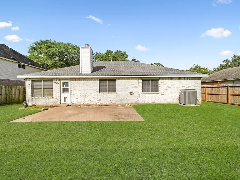 1242 Hunter Wood Dr — Photo 3