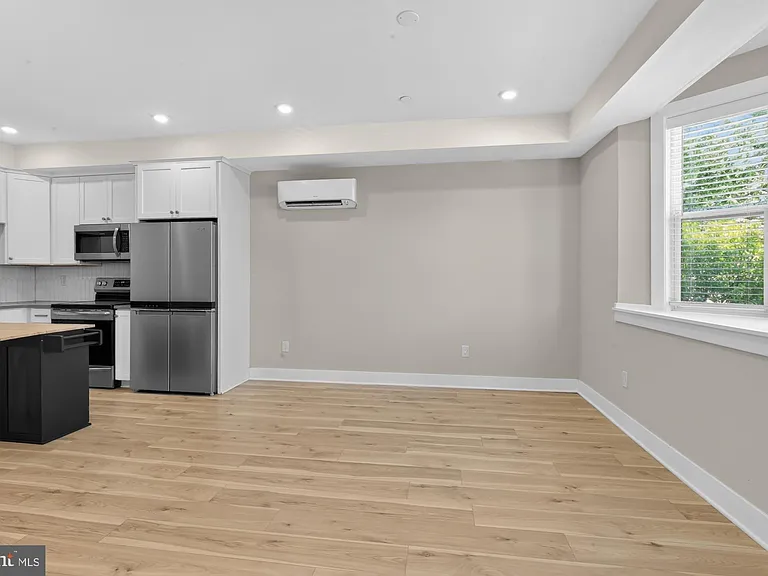 5230 Walnut St #2F — Photo 8