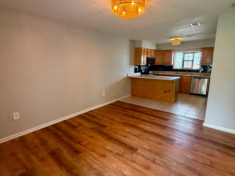 248 Oxford Ct — Photo 4