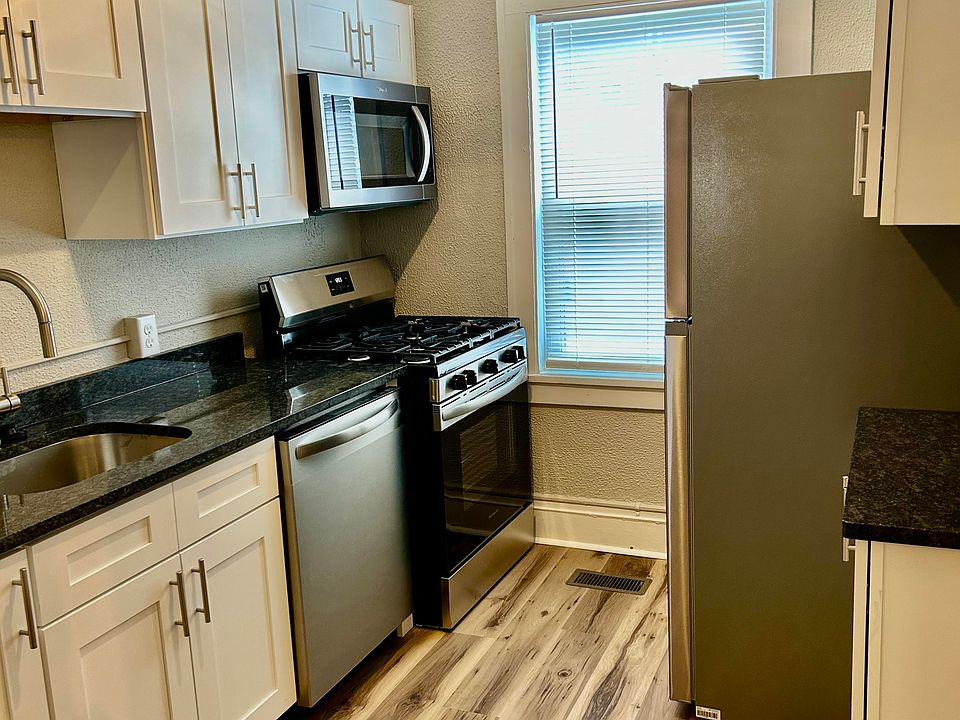 Kitchen Granite Countertops. SS appliances
