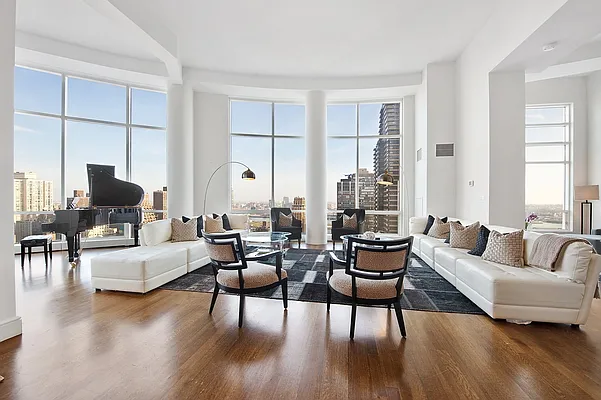 Sold by Nest Seekers International | media 4