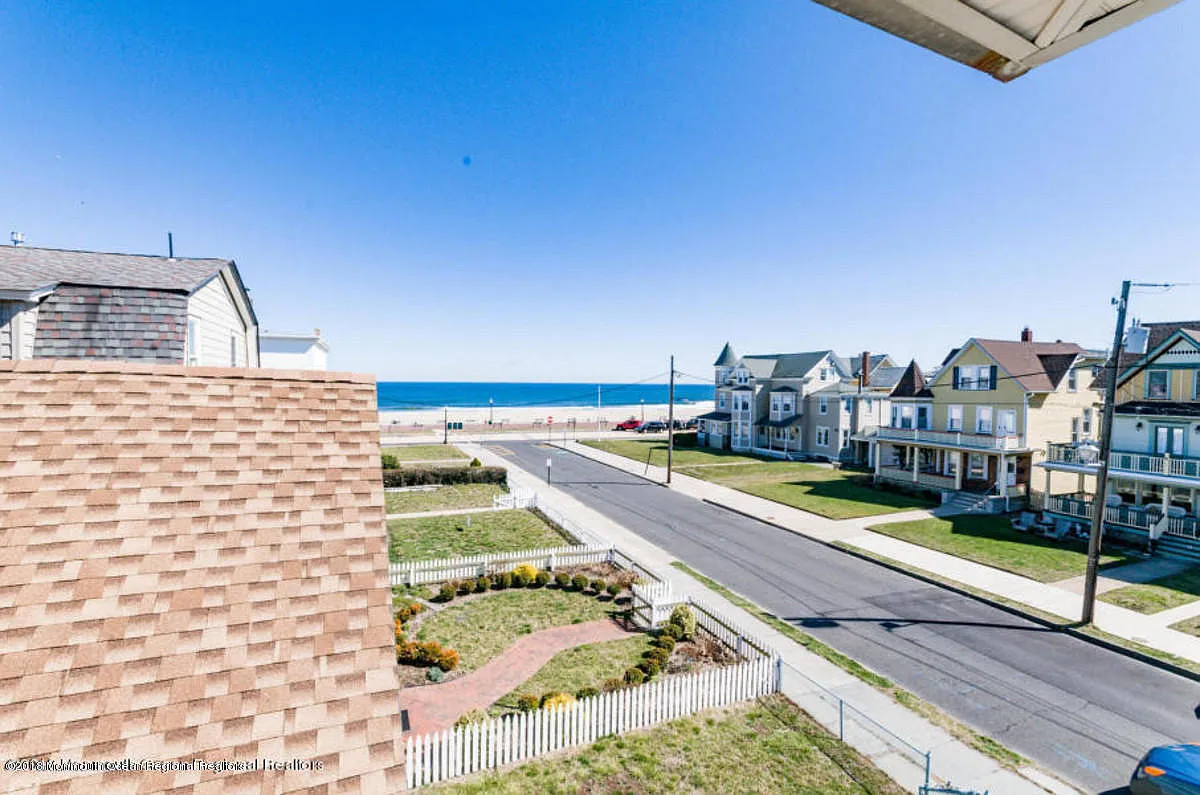 7 bed, 4.5 bath, 2974 sqft, $9,700 — Photo 3
