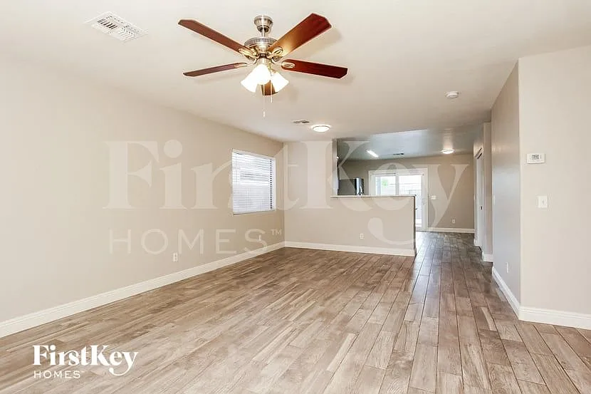 3 bed, 2.0 bath, 1306 sqft, $2,220 — Photo 4