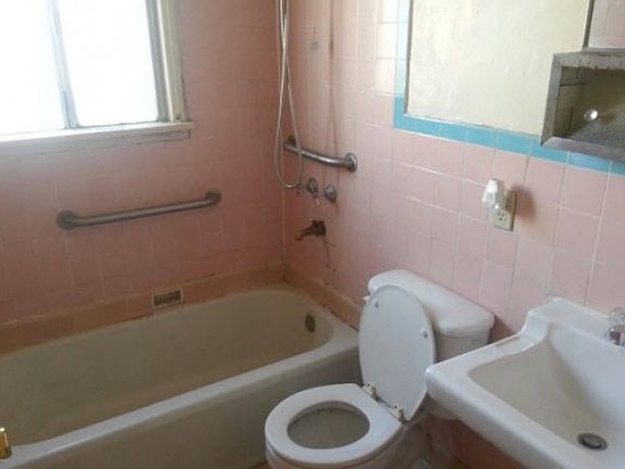 5th image of 709 E 121st Pl