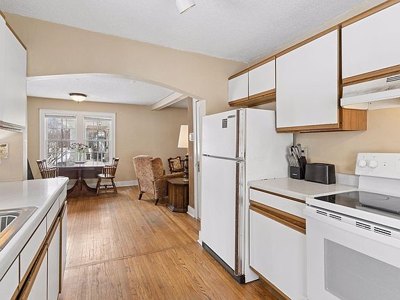 4th image of 147 1st St