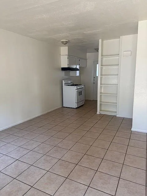 2 bed, 1.0 bath, 1462 sqft, $1,025 — Photo 2