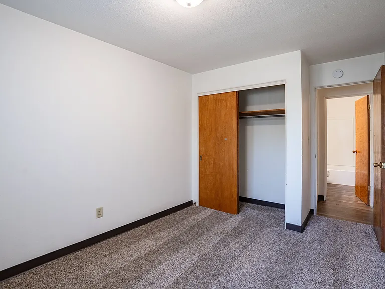 Fargo, ND Islander Apartments | 21B | Bedroom