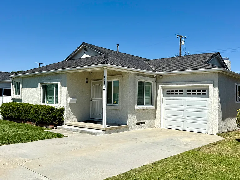 21316 Lynton Ave — Photo 2