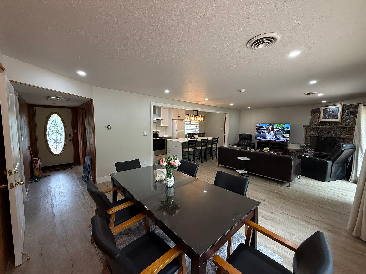 3 bed, 1380 sqft, $4,500 — Photo 3