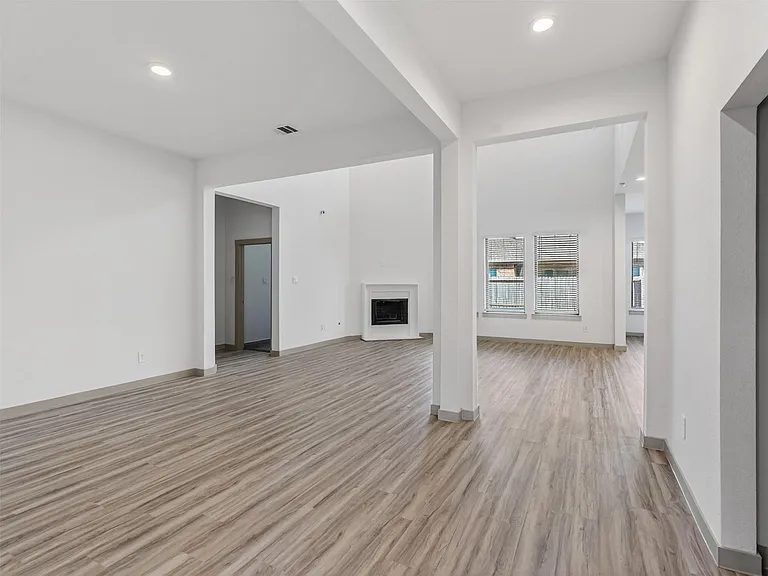 818 Kingwood Dr — Photo 8
