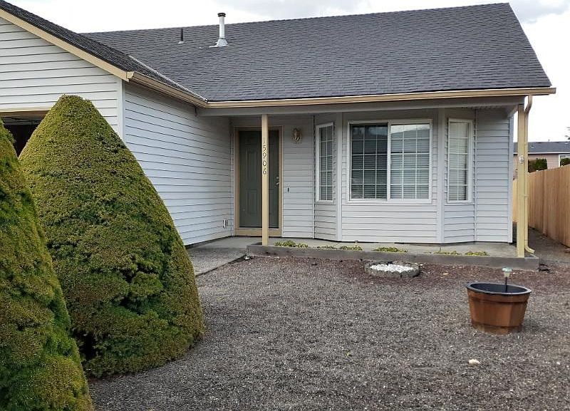 2nd image of 15906 NE Hickory St