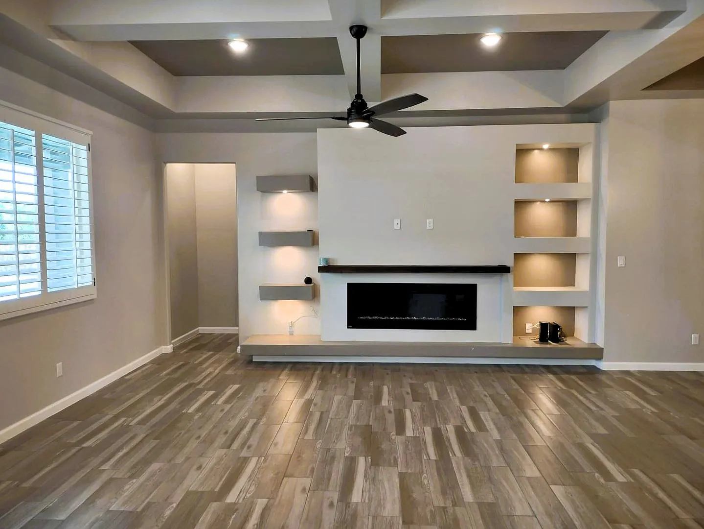 Immaculate Single Level Horizon Home With Refrigerated Air & Swimming Pool With Jacuzzi — Photo 3