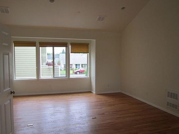 3rd image of 205 Avenue E APT D