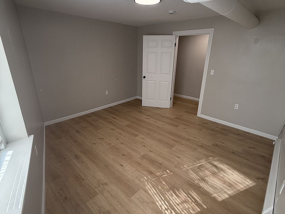 1st image of 405 Main St #16