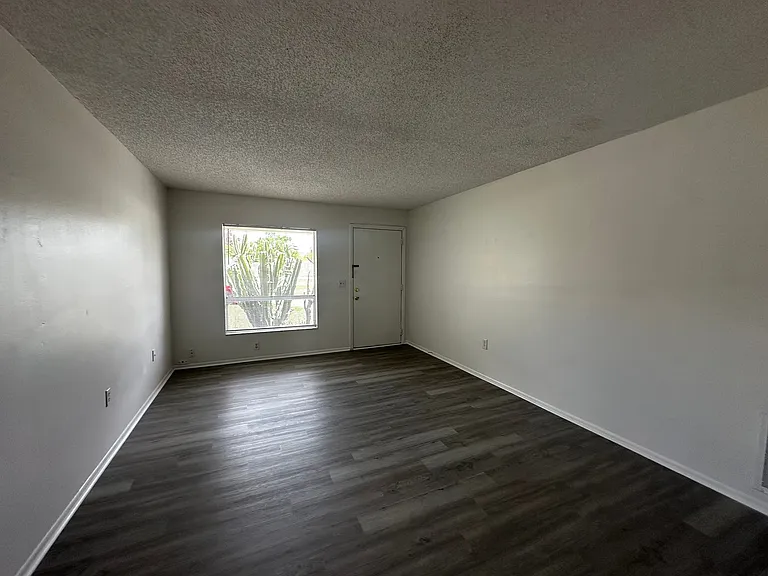 4616 N Goldenrod Rd — Photo 2