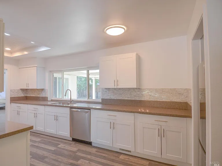 1321 Astoria Dr — Photo 18