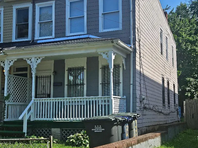 1635 U St SE — Photo 2