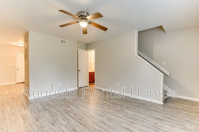 2 bed, 1.5 bath, 1050 sqft, $995 — Photo 2