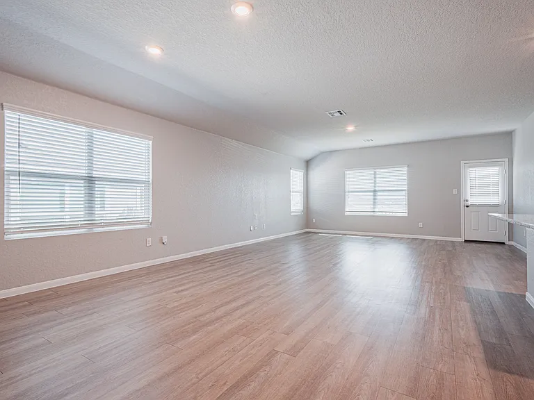 2810 Calandra Lark — Photo 3