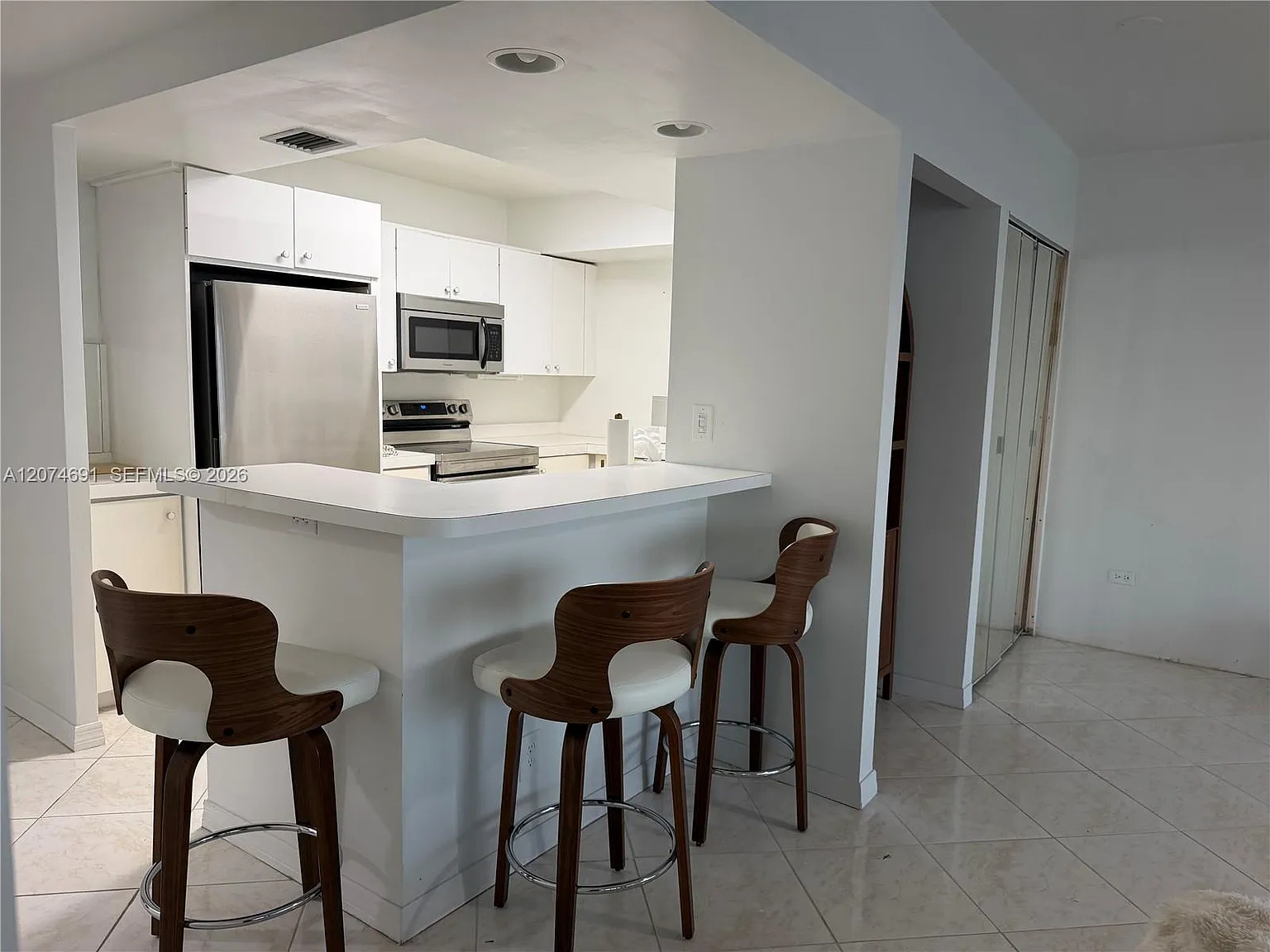 Hollywood Towers Condo — Photo 3
