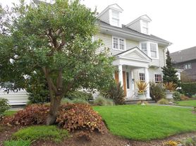 2441 NW Pettygrove St