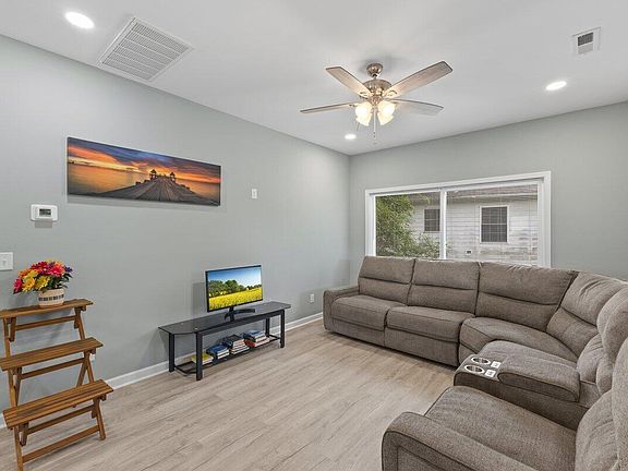 5th image of 212 Pearl St