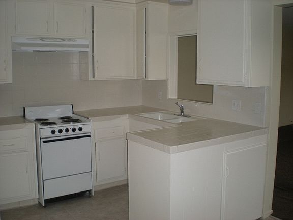 3rd image of 718 S Leland St APT 5
