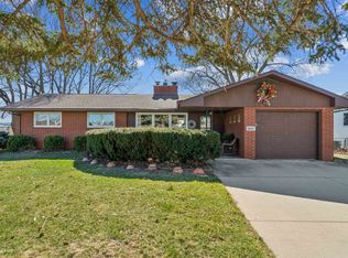 823 Kelly Ln, Dubuque, IA 52003