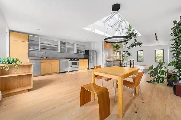 Rented by Coldwell Banker Warburg | media 11