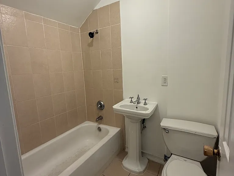 279 York Ave — Photo 3