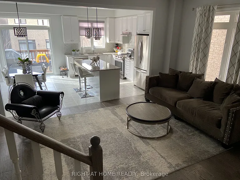 214 Cranbrook Cres — Photo 5