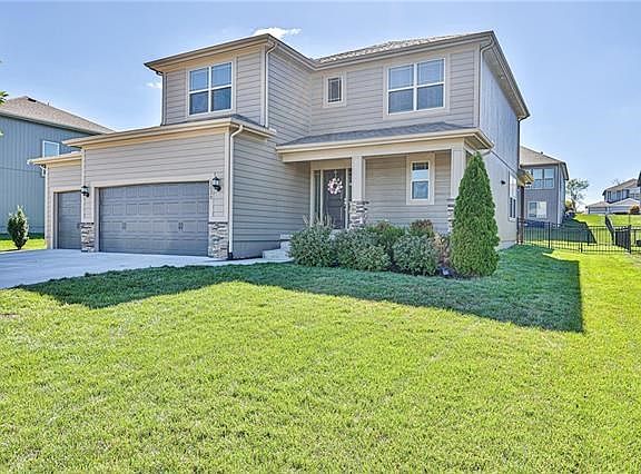 2nd image of 1020 NE Brookfield Dr