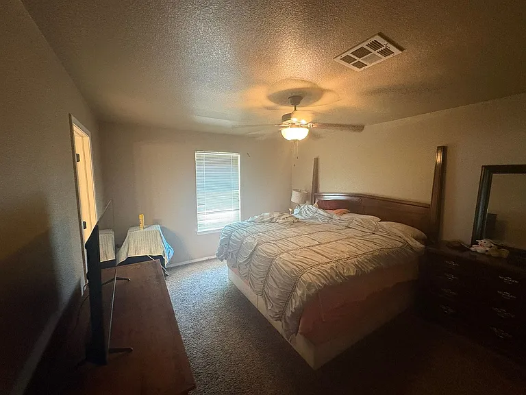 629 Bell Gordon St — Photo 14