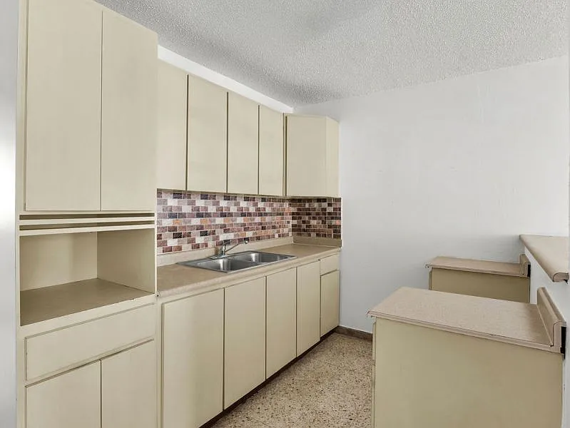 4 bed, 1.0 bath, 914 sqft, $1,350 — Photo 4