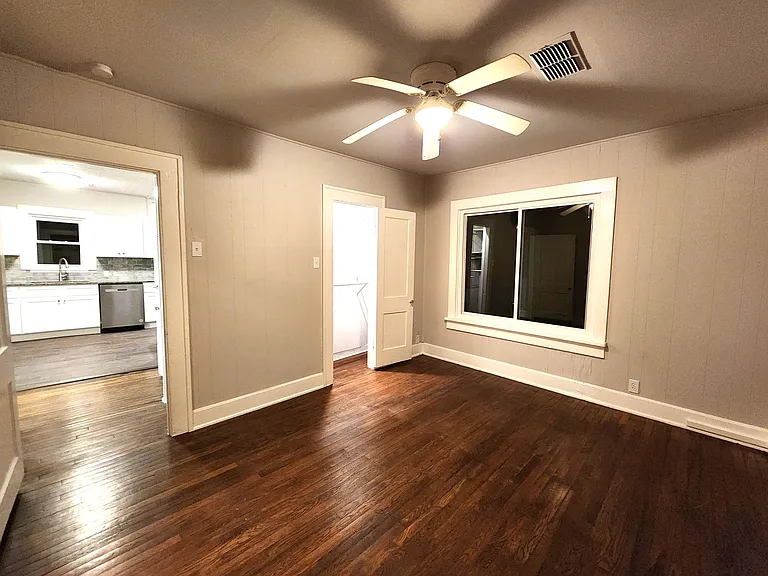 2114 N Elm St — Photo 21