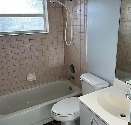 4th image of 774 SE Atlantus Ave