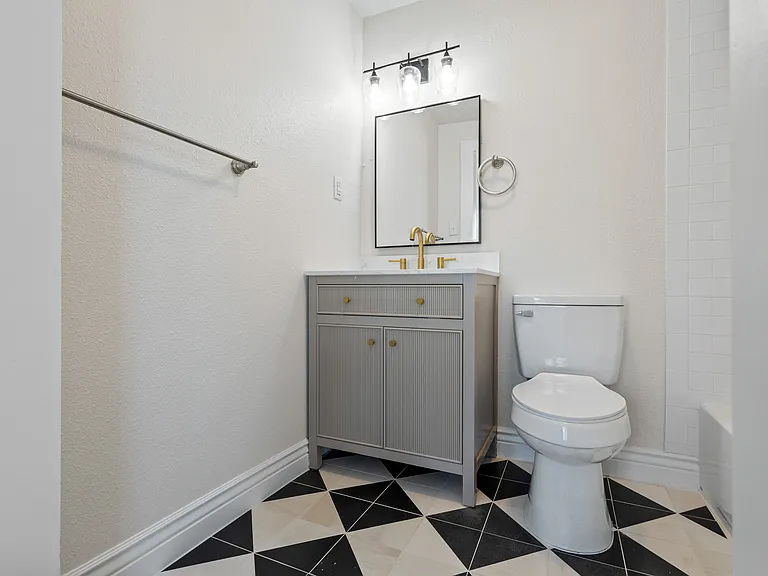 814 W Fern St — Photo 21