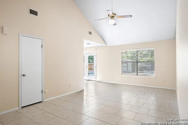 2 bed, 1.0 bath, 878 sqft, $1,300 — Photo 4