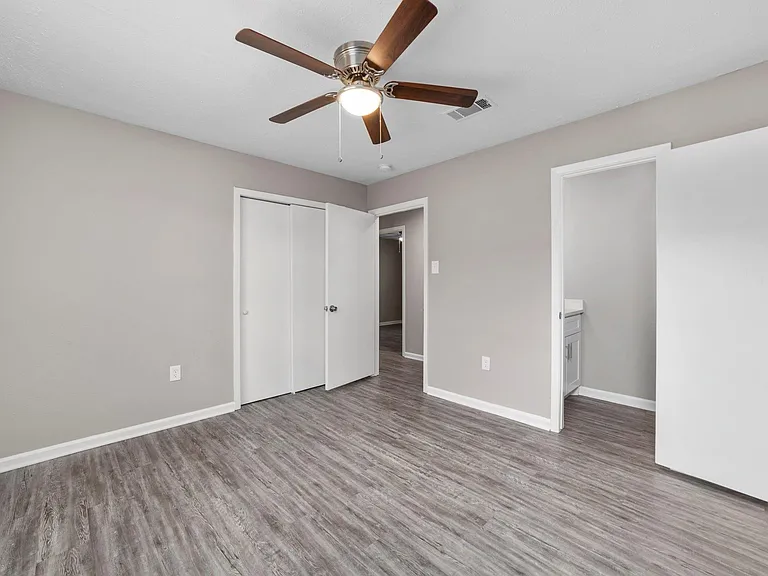 160 W Whitney St — Photo 14
