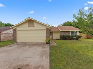 1406 Legget St, Arlington, TX 76018