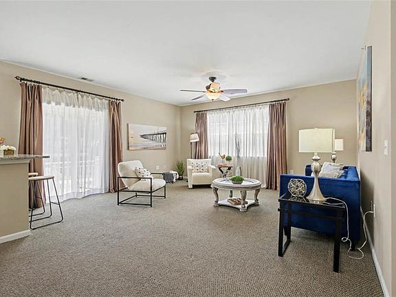 3rd image of 5300 Warminster Dr #101