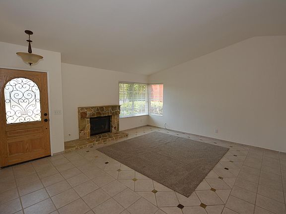 4th image of 1810 Hillridge Dr