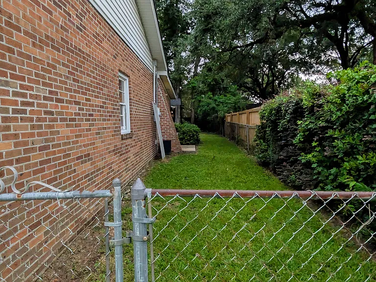 10574 Dorchester Rd — Photo 41